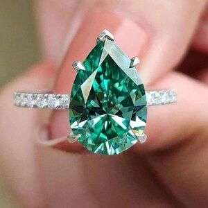 Elegant Silver and Green Gemstone Ring size 6